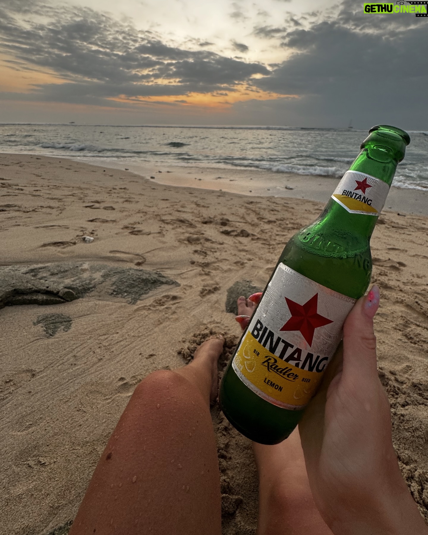 Victoria Spence Instagram - I'll forever be the kind of girl who falls in love with every sunset 🥹🌅🌊🌺 The final Bali sunset was special! I haven't felt this at peace in my heart and mind for a while and I'm feeling so so grateful for it all! 🙏🏼 Swipe to the end for the BEST sunset surprise 😭 #sunset #bali #bestfriend