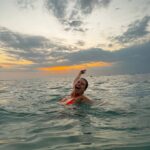 Victoria Spence Instagram - I'll forever be the kind of girl who falls in love with every sunset 🥹🌅🌊🌺 The final Bali sunset was special! I haven't felt this at peace in my heart and mind for a while and I'm feeling so so grateful for it all! 🙏🏼 Swipe to the end for the BEST sunset surprise 😭 #sunset #bali #bestfriend