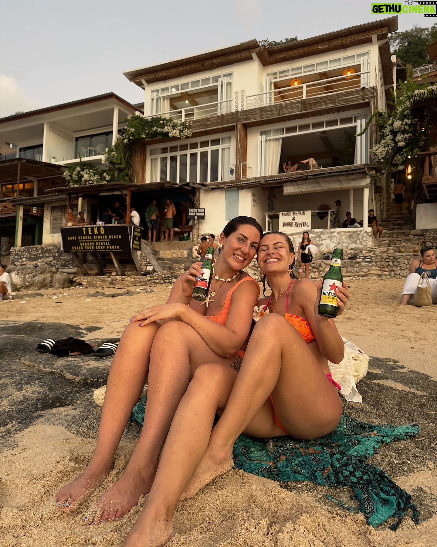 Victoria Spence Instagram - I'll forever be the kind of girl who falls in love with every sunset 🥹🌅🌊🌺 The final Bali sunset was special! I haven't felt this at peace in my heart and mind for a while and I'm feeling so so grateful for it all! 🙏🏼 Swipe to the end for the BEST sunset surprise 😭 #sunset #bali #bestfriend