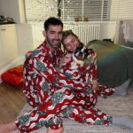 Victoria Spence Instagram – Merry Chirstmas lovelies 🎄🫶🏻

Remember that behind every perfect family photo is a partner who’s been forced into matching Pjs, dogs/children who have been bribed to sit still for 2 minutes and a mate behind the camera asking if there is one you’re happy with yet (or a tripod in some cases).🤥🤣

Christmas time can be comparison central, so wherever you are, be all there & remember Instagram is just the highlights.

Sending you so much love, and thank you for everything this year 💕💕 x
#merrychristmas