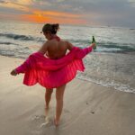 Victoria Spence Instagram - I'll forever be the kind of girl who falls in love with every sunset 🥹🌅🌊🌺 The final Bali sunset was special! I haven't felt this at peace in my heart and mind for a while and I'm feeling so so grateful for it all! 🙏🏼 Swipe to the end for the BEST sunset surprise 😭 #sunset #bali #bestfriend