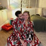 Victoria Spence Instagram – Merry Chirstmas lovelies 🎄🫶🏻

Remember that behind every perfect family photo is a partner who’s been forced into matching Pjs, dogs/children who have been bribed to sit still for 2 minutes and a mate behind the camera asking if there is one you’re happy with yet (or a tripod in some cases).🤥🤣

Christmas time can be comparison central, so wherever you are, be all there & remember Instagram is just the highlights.

Sending you so much love, and thank you for everything this year 💕💕 x
#merrychristmas
