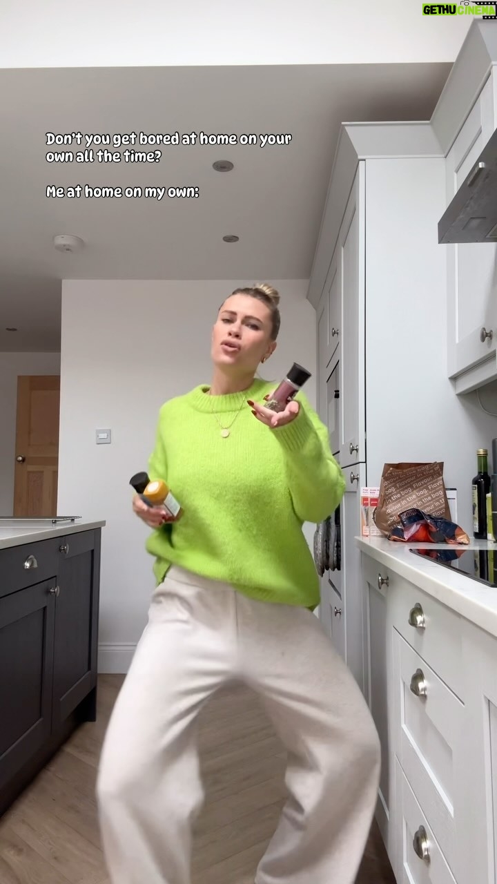 Victoria Spence Instagram - There's no place I'd rather be🫶🏻 I used to feel like a weirdo because of how much I loved being at home, on my own & just doing things on my own in general. I genuinely love my own company so much 🥲 & it's only as I've got older that I've realised it's quite a beautiful thing to be happy spending time with yourself. Don't get me wrong, community is important & I enjoy spending time with my girls (& mike ofc), but yeah, I'm grateful for me time, and treating my house like my stage 🤩#introvert #selflove