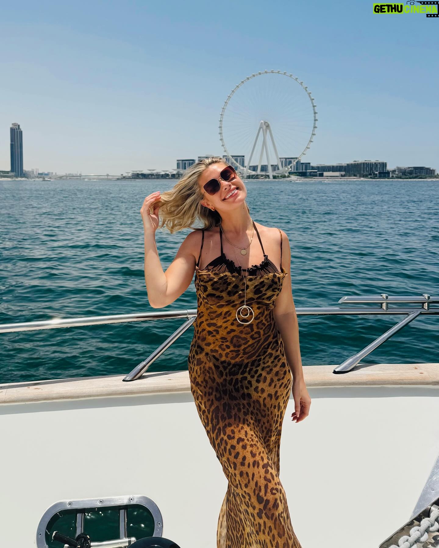 Victoria Spence Instagram - A Dubai photo buffet📸🤩 The past few days in Dubai with @huawei haven’t felt like real life!! I met some interesting people, had beautiful conversations, tested some incredible products and lived a wild life of luxury I’ve never experienced before😅 it’s been a pinch me trip that I am so bloody grateful to have been invited on!! I also want to say thank you to you lot for hyping me up and giving me some pep talks when I was knee deep with Imposter syndrome- you're real ones 🤞🏻#dubai #outfitinspo #happiness