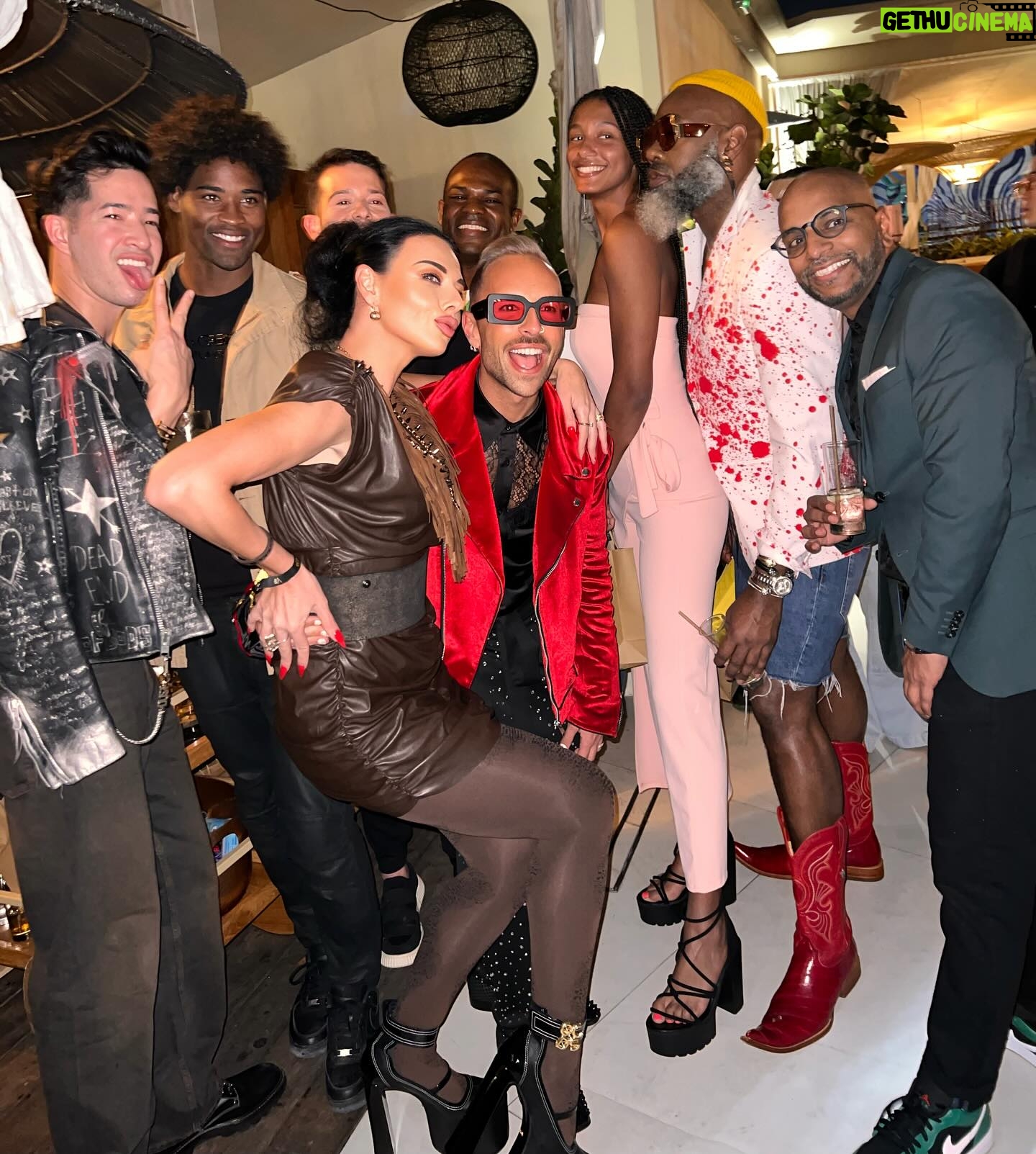 Victoria Unikel Instagram - Fashion Day during Art Basel ♥️ So awesome to see fashion shows that day by @miamiswimweekshows and @artheartsfashion by @erikrosete So happy to see all my friends! Love you all ♥️♥️♥️
