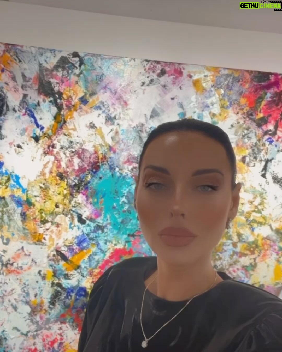 Victoria Unikel Instagram - Art Basel, VIP opening day 2 (2 days late posting š¤£) @artmiamifairs , @aquaartmiami , @reddotmiami , @spectrumartfairs by @moishemana @manacommon and many other beautiful placesā¤ļø #artbasel #miamibeach