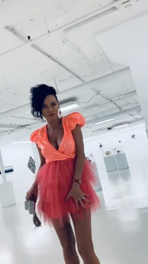 Victoria Unikel Instagram - Why am I in a crazy dancing playful mood. I have a big announcement in one week’s time! Don’t miss it!🔥🔥🔥💃🏻💃🏻💃🏻

#dancing