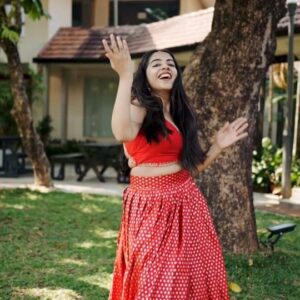 Vidhya Vijayakumar Instagram - Dance to the tunes of Swayamvara theme song and upload those dance reels on your social media page. Don't forget to follow the Swayamvara Silks Instagram page and tag them with the hashtag #swayamvarasong!  Participants will recieve exciting prizes from Swayamvara Silks! Last date of accepting entries: April: 30. Best of luck! 
SWAYAMVARA SONG 
 
 
 

Inframe: @vidhya.vijaykumar
Video by:@basil_kanjirathingal

 
 

#Swayamvarasong 
#reelschallenge 
#dancechallenge
 #vidhyavijayakumar 
#vidhyavijay
#karikku #karikkufresh
#karikkufliq #instagood #instagram 
#dulquersalman #dq #dancereels #dancechallenge
#Swayamvarasilks