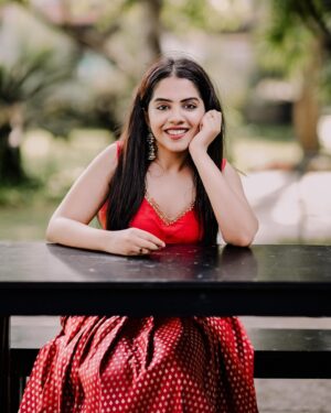 Vidhya Vijayakumar Instagram - Happy vishu 🌸

👗 @swayamvarasilksindia 
📸 @basil_kanjirathingal  @de_colossus