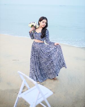 Vidhya Vijayakumar Instagram - Feminine 🔆✨👑

📸 @anandslal ( who always helps me create and dive into new possibilities 😊 )

👗 @shemisoumys (no words to express how beautiful a soul you are 🌸 hardworking women and the designs u create are magic ✨ )

Styling and creative ideas by my one and only @merlin_lizbet ✨ stylist at her best 

This was an unplanned shoot but these people help me create bliss ✨❤️
Life is short 
Keep flowing 
Know ur worth 
Perfection is just an illusion 
Be yourself ✨