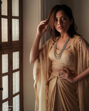 Vidhya Vijayakumar Instagram - Selene ⚜️

👗 @la_sirene.designs 
💍 @zircon_bridal 
💅🏻 myself 
📸 @divine_.weddings