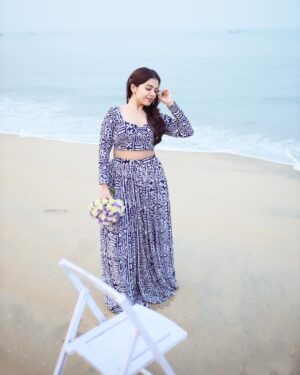 Vidhya Vijayakumar Instagram - Feminine 🔆✨👑

📸 @anandslal ( who always helps me create and dive into new possibilities 😊 )

👗 @shemisoumys (no words to express how beautiful a soul you are 🌸 hardworking women and the designs u create are magic ✨ )

Styling and creative ideas by my one and only @merlin_lizbet ✨ stylist at her best 

This was an unplanned shoot but these people help me create bliss ✨❤️
Life is short 
Keep flowing 
Know ur worth 
Perfection is just an illusion 
Be yourself ✨