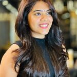 Vidhya Vijayakumar Instagram - ✨Textured layers ✨ . . @vurvesalon . . #brown #browngirls #honey #honeyglazed #caramelbalayage #caramelhoneyhair #hairstyles #hair #honeycombs #melting #refresh #babyhair #loreal #olaplex