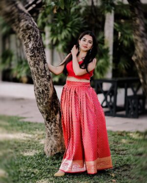 Vidhya Vijayakumar Instagram - Happy vishu 🌸

👗 @swayamvarasilksindia 
📸 @basil_kanjirathingal  @de_colossus