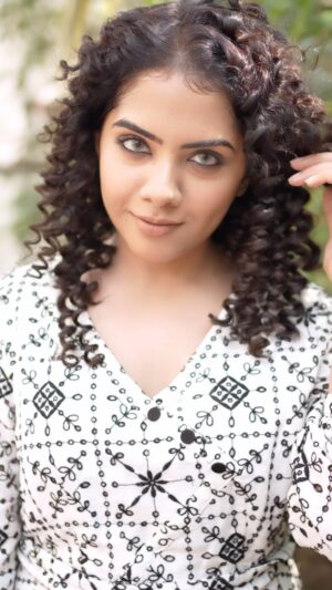 Vidhya Vijayakumar Instagram - “Perhaps some detours aren’t detours at all. Perhaps they are actually the path.” ✨

💄 @bridesofbenaz 
 👗 @marksandspencerindia 
 📸 @ak_1996_47 

Thank u for the amazing Lens @olens.india ❤️