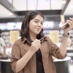 Vidhya Vijayakumar Instagram - New way to get things done. #galaxys24ultra #galaxys24 #samsungunpacked #galaxyai #samsung #luluconnect #lulumallkochi #offersale #offer #staychillwithlulu #kochi #kochigram #electronics #samsungexclusive #artistcollaboration
