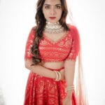 Vidhya Vijayakumar Instagram - Manat 🌙 👗 @la_sirene.designs 💍 @kaya_online_ 📸 @divine_.weddings 💄 @mrs_hidden_beauty #actor #modeling #indianwedding #manishmalhotra #sabyasachi #sabyasachibride #anitadongre #lehenga #taruntahiliani #ritukumar