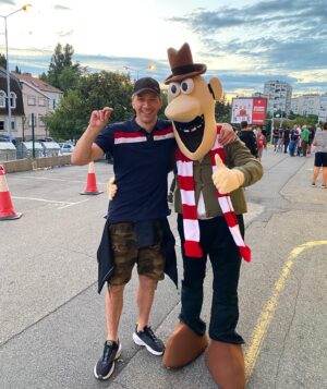 Viktor Savić Instagram - ✨Zvezdan Zvezdanić. Sreo sam ga na ulici. Skroz je normalan i prizeman. Sa osmehom je pristao da se fotka sa mnom. ❤️🤍
#zvezdaigratotalnodrugacijeoddrugih