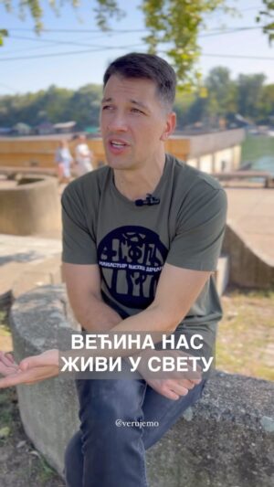 Viktor Savić Instagram - Зашто многи мисле да се од хришћана очекује да живе неки савршен, безгрешан живот? 😇

Тако нешто нити је очекивано, нити могуће 🚫

Грешни смо сви, и они који бирају живот у манастиру и они који бирају живот у свету 👋🏼

Питали смо Виктора Савића @_njezz_ шта мисли о томе и како постиже баланс између “два света” која многима делују непомирљиво ✨