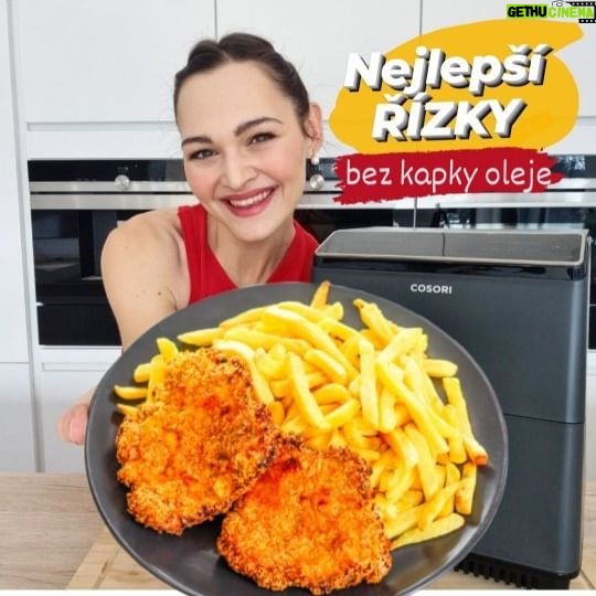 Viktorie Hrazdílková Instagram - Jaké "smažené" jídlo je tvé nej? 😋 ŘÍZKY BEZ KAPKY OLEJE 🍽 4 stehenní řízky 🍽 sůl 🍽 1 ČL sušeného česneku 🍽 2 PL bílého jogurtu 🍽 1 ČL kurkumy 🍽 1 ČL mleté sladké papriky 🍽 100g cornflakes Postup: Řízky (doporučuji stehenní, které sice obsahují trochu více tuku než prsní, ale jsou šťavnatější 👉 víc si pochutnáš a tudíž se i lépe zasytíš = mé krédo 😉) naklepej, nasol a načesnekuj. Připrav si marinádu z jogurtu, kurkumy a sladké mleté papriky a následně pomaž řízky touto marinádou. Nechej marinovat minimálně 30 min, ale klidně i přes noc v lednici). Cornflakes rozmixuj a řízky v nich obal, dej do HF na program kuře / 20 min a pak už jen vychutnávej 🤤👌❤️. Recept vznikl ve spolupráci se značkou @cosoricz kde máš nyní platný slevový kód: VIKI na -15% na všechny HF na eshopu cosori.cz ❤️ Baví tě mé recepty?👩🍳 Podpoř mou tvorbu ❤, sdílením a milým komentem 🥰. Chceš mít mé rychlé recepty přehledně a pohromadě 👉 podpoř mou tvorbu a objednej si mou NOVOU kuchařku jen za 169 Kč na webu 𝗳𝗶𝘁𝘃𝗶𝗸𝗶.𝗰𝘇 👩🍳📖😋 Nutriční hodnoty 1 řízku: B: 20,75g S: 22,05g T: 8,95g 252 kcal #rizky #rizek #bezsmazeni #schnitzel #rezen #bilkoviny #foodhack #dnesjim #dnesjem #foodporn #jidlo #vecere #bezlepku #zdravevareni #zdravejidlo #zdravyrecept #rychlyrecept #rychlejidlo #dnesjimfit #vareni #jedlo #recept #foodlover #foodblogger #inspirace #motivace #czechfitnessgirl #hubnuti #fitnesscz #weightlossrecipes