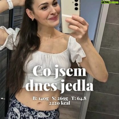 Viktorie Hrazdílková Instagram - Jaké jídlo tě láká nejvíc k vyzkoušení? 😋❤️ Video není určeno jako stravovací návod, video slouží jako inspirace na lehká rychlá jídla, které si můžeš doma připravit i ty 👩🍳🧑🍳. Pokud máš zájem o jídelníček přímo tobě na míru nebo o individuální koučink, mrkni na web fitviki.cz ❤️ #cojsemdnesjedla #dennataliri #fitnesscz #snidane #obed #zdravejidlo #vecere #zdravevareni #healthyfood #jidlo #dnesjim #dnesjem #dnesjimfit #dnessnidam #inspirace #zdravejidlo #bilkoviny #hubnuti #whatieatinaday #fitnessfood #motivace #dnesvecerim #zalepsija #fulldayofeating #fitnessgirl #czechfitnessgirl #zdraverecepty