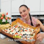 Viktorie Hrazdílková Instagram - Už jsi někdy zkoušel/a tuto MEGA pečenou palačinku? Aneb takový TIP co upéct na Den MATEK ❤️ MEGA PALAČINKA 🤩👩‍🍳🧑‍🍳 🥞 6 vajec M 🥞 200g hladké mouky 🥞 320g mléka 🥞 20g másla 🥞 špetka soli 🥞 vanilka Postup: Vytvoř těsto z celých vajec, mléka, mouky, špetky soli a vanilky. Na plech dej máslo a dej předehřát na 220°C. Jakmile je trouba na této teplotě, vylij na rozpuštěné máslo těsto a peč přesně 15 minut. Palačinka dostane naprosto úžasnou MEGA velikost a ozdobit si ji můžeš dle chuti - já dala vanilkovou šlehačku, jahody 🍓 a borůvky 🫐 a bylo to naprosto DOKONALÉ 🥰😋. Baví tě mé recepty?👩‍🍳 Podpoř mou tvorbu ❤, sdílením a milým komentem 🥰. Chceš mít mé rychlé recepty přehledně a pohromadě 👉 podpoř mou tvorbu a objednej si mou NOVOU kuchařku jen za 169 Kč na webu 𝗳𝗶𝘁𝘃𝗶𝗸𝗶.𝗰𝘇 👩‍🍳📖😋 Chceš začít cvičit doma a efektivně? Mrkni na web 𝗳𝗶𝘁𝘃𝗶𝗸𝗶.𝗰𝘇 a začni se mnou cvičit podle VIP členství 💪❤️. Nutriční hodnoty 1/4 palačinky: (*neobložené) B: 18,6g S: 41,25g T: 14,5g 370 kcal #crepes #denmatek #dezert #palacinky #snidane #pancake #dnessnidam #dutchpancake #svacina #bilkoviny #snack #weightlossfood #dnesjim #dnesjem #jahody #boruvky #zdravevareni #zdravejidlo #zdravyrecept #rychlyrecept #rychlejidlo #dnesjimfit #recept #foodlover #inspirace #motivace #czechfitnessgirl #hubnuti #fitnesscz #weightlossrecipes