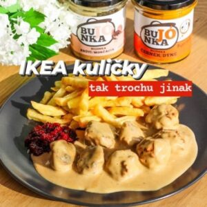 Viktorie Hrazdílková Instagram - S br. kaší nebo hranolkama 🥔🍟? S čím raději? 😋

IKEA KULIČKY TROCHU JINAK 👩‍🍳👨‍🍳❤️

🇸🇪 500g kuřecího mletého
🇸🇪 jarní cibulka
🇸🇪 1 PL Bujónky dýně & česnek
🇸🇪 1 vejce
🇸🇪 1 PL Bujónky krůtí
🇸🇪 50 ml vody
🇸🇪 1 PL hořčice
🇸🇪 150ml smetany 

Postup: Mleté kuřecí maso dochuť jarní cibulkou a Bujónkou s příchutí dýně & česnek a přidej vejce. Ze směsi tvoř na pánvi kuličky, které pečeš na 200°/15 min. Kuličky dej po upečení stranou a přidej do výpeku trochu vody, krůtí Bujónku s minimem soli (tu mám najraději 😋), hořčici a smetanu. Krátce provař do zhoustnutí a podávej👌👩‍🍳👨‍🍳❤️.

Recept vznikl ve spolupráci s @balicekzdravi.cz kdy na jejich eshopu platí aktuálně slevový kód: BUJONKA na -15% na všechny Bujónky ❤️.

Baví tě mé recepty?👩‍🍳 Podpoř mou tvorbu ❤, sdílením a milým komentem 🥰.

Chceš mít mé rychlé recepty přehledně a pohromadě 👉 objednej si mou NOVOU kuchařku jen za 169 Kč na webu 𝗳𝗶𝘁𝘃𝗶𝗸𝗶.𝗰𝘇 👩‍🍳📖😋

Nutriční hodnoty 1 porce (1/3): 
(kuličky   omáčka)
B: 35,6g
S: 5,3g
T: 22g
362 kcal

#ikea #ikeakulicky #vecere #hranolky #dnesvecerim #dnesvarim #ikeaballs #bujonka #bezlepku #rychlavecere #zdravavecere #dinner #lowcarb #bilkoviny #foodlover #fitnessrecept #zdravejidlo #hubnuti #rychlyrecept #dnesjim #dnesjem #healthyfood #jidlo #recept #rychlerecepty #inspirace #frenchfries #motivace #czechfitnessgirl #fitnesscz