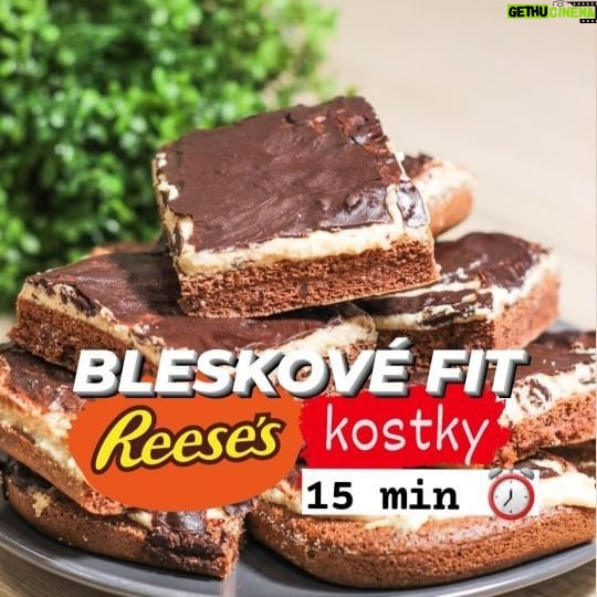 Viktorie Hrazdílková Instagram - Bleskové FIT Reese's kostky 😋👩🍳 rychle upečené, ještě rychleji snědené ❤️ RYCHLÉ FIT REESE'S KOSTKY 🥜 2 PL hladké špaldové mouky 🥜 1 PL kakaa 🥜 3 PL erythritolu 🥜 3 vejce 🥜 150g jogurtu 🥜 3 PL práškového arašídového másla 🥜 40g čokolády 🥜 5g kokosového oleje Postup: Smíchej špaldovou mouku, kakao, erythritol a 3 žloutky. Poté do směsi postupně zamíchej 3 vyšlehané bílky. Těsto vlij do vymazané a vysypané formy a dej péct na 180°C / 10 min. Mezitím si smíchej jogurt a práškové arašídové máslo a vytvoř krém. Po upečení a zchládnutí těsta, přidej krém a rozpuštěnou hořkou čoko s kokosovým olejem. Dej vychladit & vychutnávej 🤗😋❤️👩🍳👨🍳. Baví tě mé recepty?👩🍳 Podpoř mou tvorbu ❤, sdílením a milým komentem 🥰. Chceš mít mé rychlé recepty přehledně a pohromadě 👉 podpoř mou tvorbu a objednej si mou kuchařku nyní jen za 159 Kč na webu 𝗳𝗶𝘁𝘃𝗶𝗸𝗶.𝗰𝘇 👩🍳📖😋 Nutriční hodnoty 1 kostky (1/12): B: 3,9g S: 4,7g T: 4,1g 71 kcal Individuální koučink na webu fitviki.cz #reeses #rychlydezert #dezert #zdravydezert #dnesjim #dnesjem #bilkoviny #hubnuti #jidlo #vecere #dessert #foodporn #zdravevareni #zdravejidlo #zdravyrecept #rychlyrecept #rychlejidlo #dnesjimfit #vareni #jedlo #recept #foodlover #foodblogger #inspirace #motivace #czechfitnessgirl #fitnesscz #snidane #svacina #snack