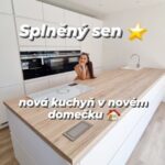 Viktorie Hrazdílková Instagram - Vysněná nová kuchyň 👩‍🍳 v novém domě 🏠 aneb splněný sen ⭐️❤️ #kuchyn #novakuchyn #novydum #laska #recepty #splnenysen #vysnenebydleni #fitnessgirl #czechfitnessgirl #zdraverecepty #rychlerecepty