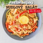 Viktorie Hrazdílková Instagram – Taky teď v létě ujíždíš na salátech? Nechej koment, jaký salát je tvůj nej a vyzkoušej tento rychlý asijský, který ti zachutná i tě zasytí 😋👩‍🍳👨‍🍳

ASIJSKÝ NUDLOVÝ SALÁT 🥗🥡

🥗 100g uvařených rýžových nudlí
🥗 1 kuřecí orestované prso
🥗 1 červená paprika
🥗 ½ cibule

🥗 Zálivka: výpek po kuřeti rozmíchaný s lžící vody, 1 PL citronové šťávy, 2 PL sójové omáčky, 1 utřený stroužek česneku, 1 PL arašídového másla

Postup: Do misky dej uvařené rýžové nudle (100g v suchém stavu), přidej na kousky nakrájené orestované kuřecí prso, na nudličky nakrájenou červenou papriku a cibuli. Zamíchej a nyní si připrav zálivku smícháním všech surovin na zálivku. Vše spoj, dobře promíchej a vychutnávej 😋👩‍🍳👨‍🍳🥗🥡👌❤️.

Recept vznikl ve spolupráci se značkou @myproteincz kde do zítřejší půlnoci nakoupíš s -40% slevou s kódem: VIKI 🛒❤️.

Baví tě mé recepty?👩‍🍳 Podpoř mou tvorbu ❤, sdílením a milým komentem 🥰.

Chceš mít mé rychlé recepty přehledně a pohromadě 👉 objednej si mou kuchařku jen za 159 Kč na webu 𝗳𝗶𝘁𝘃𝗶𝗸𝗶.𝗰𝘇 👩‍🍳📖😋

Nutriční hodnoty celé velké porce: 
B: 45,6g
S: 104g
T: 12,3g
709kcal

#myprotein #salat #vecere #zdravavecere #nudlovysalat #asijskysalat #arasidovemaslo #glutenfree #bezlaktozy #bezlepku #dinner #bilkoviny #rychlavecere #viralfood #foodhack #fitnessrecept #zdravejidlo #hubnuti #rychlyrecept #dnesjim #dnesjem #healthyfood #jidlo #recept #rychlerecepty #zdraverecepty #inspirace #motivace #czechfitnessgirl #fitnesscz