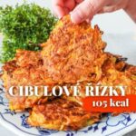 Viktorie Hrazdílková Instagram - Znáš tyto cibulové řízky? 🤤🧅 CIBULOVÉ ŘÍZKY 👩‍🍳👨‍🍳😋 🧅 400g kuřecího masa 🧅 4 vejce 🧅 4 cibule 🧅 4 PL škrobu 🧅 1 ČL soli 🧅 1 ČL pepře 🧅 1 ČL mleté papriky 🧅 1 ČL kari 🧅 2 PL sójovky 🧅 olej Postup: Kuřecí maso nakrájej na malé tenké nudličky, přidej sůl, pepř, papriku, kari, sójovku, vejce, škrob a nakrájenou cibuli. Směs dobře promíchej a nechej nejlépe přes noc v lednici naložit (pak nezapomeň znovu promíchat). Na pánvi na rozpáleném oleji tvoř ze směsi řízky (12ks) a smaž do zlatova na mírném plamenu do zlatova z obou stran. P.S. jsou skvělé i za studena 🤤😋❤️. Baví tě mé recepty?👩‍🍳 Podpoř mou tvorbu ❤, sdílením a milým komentem 🥰. Chceš mít mé rychlé recepty přehledně a pohromadě 👉 podpoř mou tvorbu a objednej si mou NOVOU kuchařku jen za 169 Kč na webu 𝗳𝗶𝘁𝘃𝗶𝗸𝗶.𝗰𝘇 👩‍🍳📖😋 Chceš začít cvičit doma a efektivně? Mrkni na web 𝗳𝗶𝘁𝘃𝗶𝗸𝗶.𝗰𝘇 a začni se mnou cvičit podle VIP členství 💪❤️. Nutriční hodnoty 1 (1/12) řízku: B: 10,8g S: 5,4g T: 4,5g 105 kcal #rizky #schnitzel #vecere #cibuloverizky #cikanskerizky #cibule #rezne #toprecepty #dnesobedvam #hubnuti #dnesvecerim #stavnaterizky #foodhack #cibule #francouszkerizky #zdravejidlo #rychlyrecept #dnesjim #dnesjem #jedlo #zdravyzivotnistyl #healthyfood #jidlo #recept #rychlerecepty #zdraverecepty #inspirace #motivace #czechfitnessgirl #fitnesscz