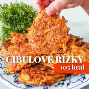 Viktorie Hrazdílková Instagram - Znáš tyto cibulové řízky? 🤤🧅 

CIBULOVÉ ŘÍZKY 👩‍🍳👨‍🍳😋 

🧅 400g kuřecího masa
🧅 4 vejce
🧅 4 cibule
🧅 4 PL škrobu
🧅 1 ČL soli
🧅 1 ČL pepře
🧅 1 ČL mleté papriky
🧅 1 ČL kari
🧅 2 PL sójovky
🧅 olej 

Postup: Kuřecí maso nakrájej na malé tenké nudličky, přidej sůl, pepř, papriku, kari, sójovku, vejce, škrob a nakrájenou cibuli. Směs dobře promíchej a nechej nejlépe přes noc v lednici naložit (pak nezapomeň znovu promíchat). Na pánvi na rozpáleném oleji tvoř ze směsi řízky (12ks) a smaž do zlatova na mírném plamenu do zlatova z obou stran. P.S. jsou skvělé i za studena 🤤😋❤️. 

Baví tě mé recepty?👩‍🍳 Podpoř mou tvorbu ❤, sdílením a milým komentem 🥰. 

Chceš mít mé rychlé recepty přehledně a pohromadě 👉 podpoř mou tvorbu a objednej si mou NOVOU kuchařku jen za 169 Kč na webu 𝗳𝗶𝘁𝘃𝗶𝗸𝗶.𝗰𝘇 👩‍🍳📖😋 

Chceš začít cvičit doma a efektivně? Mrkni na web 𝗳𝗶𝘁𝘃𝗶𝗸𝗶.𝗰𝘇 a začni se mnou cvičit podle VIP členství 💪❤️. 

Nutriční hodnoty 1 (1/12) řízku:
B: 10,8g
S: 5,4g
T: 4,5g
105 kcal 

#rizky #schnitzel #vecere #cibuloverizky #cikanskerizky #cibule #rezne #toprecepty #dnesobedvam #hubnuti #dnesvecerim #stavnaterizky #foodhack #cibule #francouszkerizky #zdravejidlo #rychlyrecept #dnesjim #dnesjem #jedlo #zdravyzivotnistyl #healthyfood #jidlo #recept #rychlerecepty #zdraverecepty #inspirace #motivace #czechfitnessgirl #fitnesscz