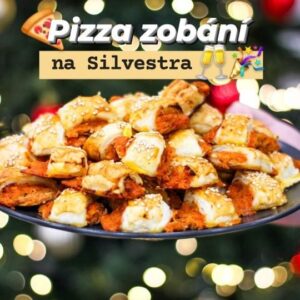 Viktorie Hrazdílková Instagram - Je to rychlejší a možná i chutnější než klasické pizza šneky 👌👩‍🍳 Vyzkoušíš? 🍕🎉👌😋❤️

PIZZA ZOBÁNÍ 😋👩‍🍳👨‍🍳

🫓 1 listové těsto
🍕 100g šunky
🍕 1/2 cibule
🍕 1 stroužek česneku
🍕 1 mozzarella
🍕 1 PL kečupu
🍕 mletá paprika
🍕 pizza koření
🥚 vejce na potření
🥨 sezam

Postup: Šunku, cibuli, česnek, mozzarellu, kečup, mletou papriku a pizza koření rozmixuj do hladké konzistence. Rozválené listové těsto potři rozmixovanou směsí a rozřízni na 3 pláty (viz video). Jednotlivé pláty zabal do tzv. minizávinů, potři vajíčkem a rozřezej na drobné obdélníčky, ty obrať, potři znova vejcem a posypej sezamem. Následně dej péct na 200°C/15 až 20 min 😋👩‍🍳👨‍🍳❤️.

Baví tě mé recepty? Podpoř mou tvorbu ❤, sdílením a milým komentem 🥰.

Chceš mít mé rychlé recepty přehledně a pohromadě 👉 objednej si mou kuchařku za 149 Kč na webu fitviki.cz 👩‍🍳📖😋

Nutriční hodnoty 1 pizza dobroty:
(celkem 40ks)
B: 1,7g
S: 2,6g
T: 2,27g
38 kcal

#silvestr #silvestrovskepohosteni #pizzasneky #fornetti #listovetesto #vanoce #jidlo #jedlo #recepty #inspirace #zdraverecepty #rychlerecepty #foodlover #vecere #dnesjim #dnesjem #dnespecu #dobrota #pizzaroll #czechgirl #czechfitnessgirl #protebe #zdravejedlo #zdarvejidlo #snack #pizza #syr #cheese #svacina #happynewyear