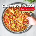 Viktorie Hrazdílková Instagram – Do komentáře mi napiš, jaký je tvůj NEJ cuketový recept a vyzkoušej tuto cuketovou 🍕 zcela bez mouky 😋

CUKETOVÁ PIZZA 🍕🥒👩‍🍳👨‍🍳😋

🍕 1 středně velká cuketa
🍕 2 vejce
🍕 1 mozzarella (já dala light)
🍕 sůl
🍕 obložení dle chuti: 🍅🌽🫑🧀🍖

Postup: Středně velkou cuketu (cca 300g) nastrouhej, osol a vymačkej z ní přebytečnou vodu 💧. Následně k cuketě přidej 2 vejce, nastrouhanou mozzarellu (já dala light) a vytvoř těsto, ze kterého vytvoříš tvar kulaté pizzy na pečícím papíru. Následně dej předpéct do předem vyhřáté trouby na 200°C / 10 až 15 min. Mezitím si nachystej suroviny na obložení. Na předpečenou pizzu dej rajčatové sugo nebo kečup a dále vše, co máš rád/a 👉 🍅🫑🌽🍖🫒🧀… Dej znovu zapéct na cca 10 min / 200°C a pak už jen vychutnávej 😋👌👨‍🍳👩‍🍳🍕.

Baví tě mé recepty? Podpoř mou tvorbu ❤, sdílením a milým komentem 🥰

Chceš mít mé rychlé recepty přehledně a pohromadě 👉 objednej si mou kuchařku nyní za 159 Kč na webu 𝗳𝗶𝘁𝘃𝗶𝗸𝗶.𝗰𝘇 👩‍🍳📖😋

Nutriční hodnoty celé neobložené pizzy:
B: 41,8g
S: 12,2g
T: 24,1g
433 kcal

#pizza #bezmouky #cuketa #lowcarbpizza #vecere #cuketovapizza #zdravejidlo #zdraverecepty #jedlo #jidlo #dnesjimfit #zdravejedlo #healthyfood #dnesjim #dnesjem #vareni #rychlejidlo #lowcarb #dnespecu #foodporn #toprecepty #zdraverecepty #hubnuti #foodblogger #foodlover #fitnessjidlo #inspirace #motivace #czechfitnessgirl #fitnesscz