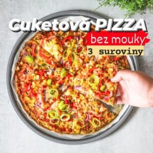 Viktorie Hrazdílková Instagram - Do komentáře mi napiš, jaký je tvůj NEJ cuketový recept a vyzkoušej tuto cuketovou 🍕 zcela bez mouky 😋

CUKETOVÁ PIZZA 🍕🥒👩‍🍳👨‍🍳😋

🍕 1 středně velká cuketa
🍕 2 vejce
🍕 1 mozzarella (já dala light)
🍕 sůl
🍕 obložení dle chuti: 🍅🌽🫑🧀🍖

Postup: Středně velkou cuketu (cca 300g) nastrouhej, osol a vymačkej z ní přebytečnou vodu 💧. Následně k cuketě přidej 2 vejce, nastrouhanou mozzarellu (já dala light) a vytvoř těsto, ze kterého vytvoříš tvar kulaté pizzy na pečícím papíru. Následně dej předpéct do předem vyhřáté trouby na 200°C / 10 až 15 min. Mezitím si nachystej suroviny na obložení. Na předpečenou pizzu dej rajčatové sugo nebo kečup a dále vše, co máš rád/a 👉 🍅🫑🌽🍖🫒🧀... Dej znovu zapéct na cca 10 min / 200°C a pak už jen vychutnávej 😋👌👨‍🍳👩‍🍳🍕.

Baví tě mé recepty? Podpoř mou tvorbu ❤, sdílením a milým komentem 🥰

Chceš mít mé rychlé recepty přehledně a pohromadě 👉 objednej si mou kuchařku nyní za 159 Kč na webu 𝗳𝗶𝘁𝘃𝗶𝗸𝗶.𝗰𝘇 👩‍🍳📖😋

Nutriční hodnoty celé neobložené pizzy:
B: 41,8g
S: 12,2g
T: 24,1g
433 kcal

#pizza #bezmouky #cuketa #lowcarbpizza #vecere #cuketovapizza #zdravejidlo #zdraverecepty #jedlo #jidlo #dnesjimfit #zdravejedlo #healthyfood #dnesjim #dnesjem #vareni #rychlejidlo #lowcarb #dnespecu #foodporn #toprecepty #zdraverecepty #hubnuti #foodblogger #foodlover #fitnessjidlo #inspirace #motivace #czechfitnessgirl #fitnesscz