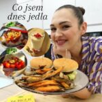 Viktorie Hrazdílková Instagram - Baví tě tento typ videí "co jsem dnes jedla"? Mám točit další? 🥯🥘🥗🍎 Video není určeno jako stravovací návod, video má sloužit jako inspirace k tomu, že jídla není třeba se bát a že i rostlinná jídla mohou být plná bílkovin 💪🌱 Produkty od @pan_hrasek najdete v Globusu (do 5.2.) a na Košíku (do 6.2.) za zvýhodněnou cenu 🍀🛒 #dennataliri #fitnesscz #vegan #snidane #obed #zdravejidlo #vecere #cojsemdnesjedla #zdravevareni #healthyfood #jidlo #dnesjim #dnesjem #dnesjimfit #burger #kungpao #tortilla #dnessnidam #inspirace #zdravejidlo #bilkoviny #whatieatinaday #fitnessfood #motivace #dnesvecerim #zalepsija #fulldayofeating #hubnuti #czechfitnessgirl #zdraverecepty