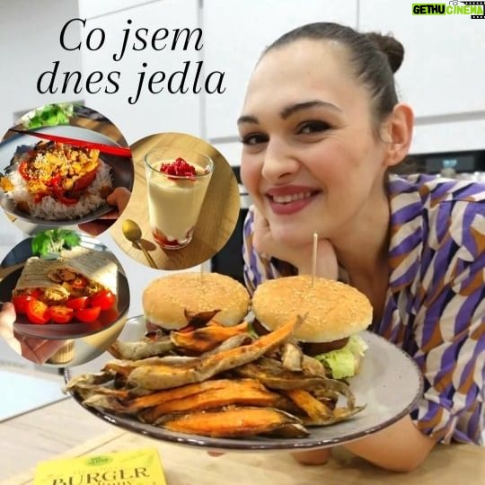 Viktorie Hrazdílková Instagram - Baví tě tento typ videí "co jsem dnes jedla"? Mám točit další? 🥯🥘🥗🍎 Video není určeno jako stravovací návod, video má sloužit jako inspirace k tomu, že jídla není třeba se bát a že i rostlinná jídla mohou být plná bílkovin 💪🌱 Produkty od @pan_hrasek najdete v Globusu (do 5.2.) a na Košíku (do 6.2.) za zvýhodněnou cenu 🍀🛒 #dennataliri #fitnesscz #vegan #snidane #obed #zdravejidlo #vecere #cojsemdnesjedla #zdravevareni #healthyfood #jidlo #dnesjim #dnesjem #dnesjimfit #burger #kungpao #tortilla #dnessnidam #inspirace #zdravejidlo #bilkoviny #whatieatinaday #fitnessfood #motivace #dnesvecerim #zalepsija #fulldayofeating #hubnuti #czechfitnessgirl #zdraverecepty