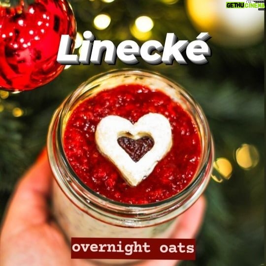 Viktorie Hrazdílková Instagram - Ochutnal/a jsi už mé máslíčko - Linecké srdíčko? 😋❤️🎄⭐️ LINECKÉ OVERNIGH OATS 😋👩🍳👨🍳 ❤️ 40g ovesných vloček ❤️ 1 PL chia semínek ❤️ hrst lyo jahod ❤️ 200ml mléka ❤️ 1 ČL čekankového sirupu ❤️ 1 PL jogurtu ❤️ 1 ČL máslíčka Linecké ❤️ Postup: Do skleničky dej ovesné vločky, chia semínka, lyo jahody, mléko (použila jsem rostlinné kešu), čekankový sirup, jogurt a máslíčko Linecké srdíčko. Vše zamíchej a dej na noc do lednice. Nahoru můžeš dát ještě rozvařené jahody a přidat linecké cukroví pro větší "xmasvibe" 🥰🎄⭐️😋👨🍳👩🍳👌. Mé limitované máslíčko - Linecké srdíčko vznilo ve spolupráci s @balicekzdravi.cz kdy máslíčko objednáš na jejich eshopu navíc do zítřejší půlnoci se slevou -15% s kódem: VIKI15 ❤️🥰. Baví tě mé recepty? Podpoř mou tvorbu ❤, sdílením a milým komentem 🥰. Chceš mít mé rychlé VÁNOČNÍ recepty přehledně a pohromadě 👉 objednej si mou vánočně-silvestrovskou kuchařku jen za 99 Kč na webu fitviki.cz 👩🍳📖😋 Nutriční hodnoty celé skleničky: B: 12,2g S: 40,9g T: 18,5g 379 kcal *bez lineckého cukroví #cukrovi #nepecenecukrovi #linecke #overnightoats #kase #vanoce #snidane #zdravejidlo #foodhack #hubnuti #dnessnidam #xmastreat #zdraverecepty #jedlo #jidlo #advent #rychlerecepty #healthyfood #dnesjim #dnesjem #snack #dnesjimfit #fitnessjidlo #foodblogger #foodlover #inspirace #christmas #motivace #czechfitnessgirl #fitnesscz