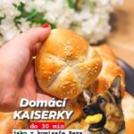 Viktorie Hrazdílková Instagram - Kdo si taky pamatuje na seriál Komisař Rex? 😅🐶❤️ DOMÁCÍ KAISERKY 👩‍🍳👨‍🍳❤️ - překládané 🫓 350g hladké mouky 🫓 1 ČL soli 🫓 250ml vlažného mléka 🫓 1 sáček sušeného droždí 🫓 1 ČL cukru 🫓 30g oleje 🫓 sezam nebo mák Postup: Do teplého mléka (musíš být schopen v mléku udržet prst, tedy nesmí byt moc horké ☝️) přidej cukr, droždí a olej a nechej 5 min odstát. Mouku smíchej se solí a potom přidej tekutou směs. Zpracuj v těsto (nejlépe v robotu cca 10 min). Těsto rozděl na 10 ks a vytvoř 10 kaiserek dle reel vide. Kaiserky dej na pečící papír, potři vodou a posypej sezamem nebo mákem. Dej rovnou péct do předem vyhřáté trouby na 200°C/18 min - kaiserky krásně nakynou při pečení 🤤👩‍🍳👨‍🍳. Recept vznikl ve spolupráci se značkou @pennymarketcz kde levně nakoupíš veškeré suroviny potřebné k přípravě těchto kaiserek 🛒💰👍❤️. Baví tě mé recepty?👩‍🍳 Podpoř mou tvorbu ❤, sdílením a milým komentem 🥰. Chceš mít mé recepty přehledně a pohromadě 👉 objednej si mou NOVOU kuchařku jen za 169 Kč na webu 𝗳𝗶𝘁𝘃𝗶𝗸𝗶.𝗰𝘇 👩‍🍳📖😋 Nutriční hodnoty 1 kaiserky (1/10): B: 5,2g S: 27,4g T: 4g 166 kcal Baví tě mé recepty? Podpoř mou tvorbu ❤, sdílením a milým komentem 🥰. #kaiserky #domacipecivo #dnespecu #snidane #dnessnidam #brunch #recept #fitnesscz #zdravejidlo #zdravevareni #healthyfood #jidlo #rychlerecepty #dnesjim #dnesjem #vareni #food #dnesjimfit #foodie #foodblogger #foodlover #hubnuti #inspirace #pecivobezkynuti #bezkynuti #motivace #zdraverecepty #foodporn #czechfitnessgirl #fitnessrecepty