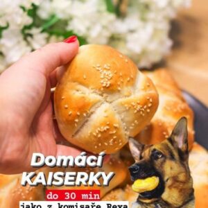 Viktorie Hrazdílková Instagram - Kdo si taky pamatuje na seriál Komisař Rex? 😅🐶❤️

DOMÁCÍ KAISERKY 👩‍🍳👨‍🍳❤️
- překládané

🫓 350g hladké mouky
🫓 1 ČL soli
🫓 250ml vlažného mléka
🫓 1 sáček sušeného droždí
🫓 1 ČL cukru
🫓 30g oleje
🫓 sezam nebo mák

Postup: Do teplého mléka (musíš být schopen v mléku udržet prst, tedy nesmí byt moc horké ☝️) přidej cukr, droždí a olej a nechej 5 min odstát. Mouku smíchej se solí a potom přidej tekutou směs. Zpracuj v těsto (nejlépe v robotu cca 10 min). Těsto rozděl na 10 ks a vytvoř 10 kaiserek dle reel vide. Kaiserky dej na pečící papír, potři vodou a posypej sezamem nebo mákem. Dej rovnou péct do předem vyhřáté trouby na 200°C/18 min - kaiserky krásně nakynou při pečení 🤤👩‍🍳👨‍🍳.

Recept vznikl ve spolupráci se značkou @pennymarketcz kde levně nakoupíš veškeré suroviny potřebné k přípravě těchto kaiserek 🛒💰👍❤️.

Baví tě mé recepty?👩‍🍳 Podpoř mou tvorbu ❤, sdílením a milým komentem 🥰.

Chceš mít mé recepty přehledně a pohromadě 👉 objednej si mou NOVOU kuchařku jen za 169 Kč na webu 𝗳𝗶𝘁𝘃𝗶𝗸𝗶.𝗰𝘇 👩‍🍳📖😋

Nutriční hodnoty 1 kaiserky (1/10):
B: 5,2g
S: 27,4g
T: 4g
166 kcal

Baví tě mé recepty? Podpoř mou tvorbu ❤, sdílením a milým komentem 🥰.

#kaiserky #domacipecivo #dnespecu #snidane #dnessnidam #brunch #recept #fitnesscz #zdravejidlo #zdravevareni #healthyfood #jidlo #rychlerecepty #dnesjim #dnesjem #vareni #food #dnesjimfit #foodie #foodblogger #foodlover #hubnuti #inspirace #pecivobezkynuti #bezkynuti #motivace #zdraverecepty #foodporn #czechfitnessgirl #fitnessrecepty