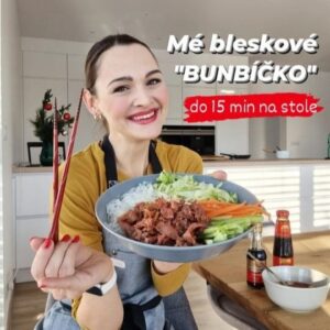 Viktorie Hrazdílková Instagram - #ad Jaké vietnamské jídlo je tvé nej? 😋❤️

BLESKOVÉ "BUNBÍČKO" 👨‍🍳👩‍🍳😋

🥩 200g hovězí maso
🥩 2 PL ústřicové omáčky*
🥩 2 PL sójové omáčky*
🥩 2 stroužky česneku
🥩 cca 8 cm zazvoru
🥩 1 PL oleje

ZÁLIVKA:

🥄100ml teplé vody
🥄2 PL rýžového octu
🥄2 PL ústřicová omáčka*
🥄 1 větší ČL cukru
🥄 1 stroužek česneku
🥄 mrkev
🥄 paprička

Dále: rýžové nudle, mrkev, okurka, ledový salát, opražené arašídy, případně koriand (ale ten mamžel nejí 😅)

Postup: Maso nakrájej na tenké plátky, přidej česnek, zázvor, olej, sójovou omáčku a ústřicovou omáčku, dobře zapracuj a poté zprudka orestuj (cca 2 min). Na zálivku vše smíchej. Do misky dej rýžové nudle, ledový salát, mrkev, okurku, přidej orestované maso a posypej arašídy. Vychutnávej zalité připravenou zálivkou 👌😋👩‍🍳👨‍🍳.

* Ústřicovou omáčku a sójovou omáčku doporučuji od značky Lee Kum Kee @lkkcesko, které jsem testovala vrámci spolupráce a uspěly na výbornou 😋👌👩‍🍳

Baví tě mé recepty? Podpoř mou tvorbu ❤, sdílením a milým komentem 🥰.

Nutriční hodnoty celé 1 porce (1/2):
B: 33,8g
S: 78,2g
T: 20,1g
629 kcal
*porce vč. rýžových nudlí

#bunbonambo #vietnamfood #vecere #dnesvecerim #rychlerecepty #zdravejidlo #rychlejidlo #salat #zdravejidlo #foodhack #hubnuti #zdraverecepty #jedlo #jidlo #rychlerecepty #healthyfood #dnesjim #dnesjem #dnesjimfit #fitnessjidlo #foodblogger #foodlover #inspirace #motivace #czechfitnessgirl #fitnesscz #leekumkee #leekumkeeandme #oysteryourway