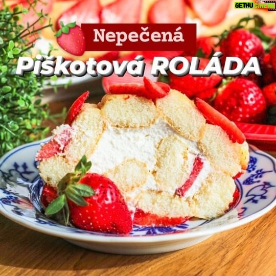 Viktorie Hrazdílková Instagram - Tak co, kdo vyzkouší už tento víkend? 🍓😋 NEPEČENÁ PIŠKOTOVÁ ROLÁDA 👩🍳🧑🍳 🍓 30ks cukrářských piškotů 🍓 300g čerstvých jahod 🍓 cca 150ml mléka 🍓 1 smetana ke šlehání 🍓 1 polotučný tvaroh 🍓 1 PL cukru 🍓 vanilka 🍓 citronová kůra Postup: Jahody nakrájej na plátky a následně vyskládej na pečící papír. Cukrářské piškoty lehce omáčej v mléce a vyskládej na jahody (viz video). Smetanu ke šlehání vyšlehej do tuhé šlehačky. Tvaroh smíchej s vanilkou a citronovou kůrou a následně přidej i vyšlehanou šlehačku. Vzniklý krém dej do cukrářského sáčku a krém navrstvi na piškoty. Pomocí pečícího papíru roládu zabal a nechej přes noc v lednici. Následující den roládu nakrájej a vychutnávej 😋🍓. Recept vznikl ve spolupráci se značkou @pennymarketcz kde levně nakoupíš veškeré suroviny potřebné k přípravě této dobroty 🛒❤️. Baví tě mé recepty?👩🍳 Podpoř mou tvorbu ❤, sdílením a milým komentem 🥰. Chceš mít mé rychlé recepty přehledně a pohromadě 👉 podpoř mou tvorbu a objednej si mou NOVOU kuchařku jen za 169 Kč na webu 𝗳𝗶𝘁𝘃𝗶𝗸𝗶.𝗰𝘇 👩🍳📖😋 Nutriční hodnoty 1ks (1/10): B: 5,8g S: 22,5g T: 10,4g 207 kcal #rolada #piskotovarolada #jahodovarolada #jahody #nepecenydezert #piskotovydort #svacina #snack #foodhack #dnesjim #dnesjem #foodporn #jidlo #dezert #zdravevareni #zdravejidlo #zdravyrecept #rychlyrecept #rychlejidlo #dnesjimfit #vareni #jedlo #recept #foodlover #foodblogger #inspirace #motivace #czechfitnessgirl #hubnuti #fitnesscz