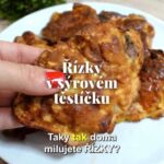 Viktorie Hrazdílková Instagram - Jaké řízky jsou tvoje NEJ ⁉️🤤 ŘÍZKY V SÝROVÉM TĚSTÍČKU 👩‍🍳👨‍🍳😋 🧀 400g krůtího / kuřecího masa 🧀 2 vejce 🧀 5 PL mléka 🧀 4 PL hladké mouky 🧀 1 ČL sušeného česneku 🧀 50g tvrdého sýru 🧀 sůl 🧀 olej ve spreji Postup: Kuřecí nebo krůtí maso naklepej a nasol. V misce smíchej vejce, mléko a poté přidej mouku, sušený česnek a strouhaný sýr. Ve vzniklém těstíčku obaluj jednotlivé řízky a smaž na pánvi s olejem (stačí fakt jen kvalitní teflonovou pánev postříkat olejem). Smaž spíše na mírném plamenu pozvolna z obou stran🤤😋❤️. Baví tě mé recepty?👩‍🍳 Podpoř mou tvorbu ❤, sdílením a milým komentem 🥰. Chceš mít mé rychlé recepty přehledně a pohromadě 👉 podpoř mou tvorbu a objednej si mou NOVOU kuchařku jen za 169 Kč na webu 𝗳𝗶𝘁𝘃𝗶𝗸𝗶.𝗰𝘇 👩‍🍳📖😋 Chceš začít cvičit doma a efektivně? Mrkni na web 𝗳𝗶𝘁𝘃𝗶𝗸𝗶.𝗰𝘇 a začni se mnou cvičit podle VIP členství 💪❤️. Nutriční hodnoty 1 (1/5) řízku: B: 26,4g S: 7,34g T: 6,98g 198 kcal #rizky #schnitzel #obed #syr #syroverizky #syrovetesticko #cheese #rezne #nedele #toprecepty #foodhack #dnesobedvam #dnesobedvam #lunch #stavnaterizky #foodhack #nejlepsirizky #zdravejidlo #rychlyrecept #dnesjim #dnesjem #jedlo #jidlo #recept #rychlerecepty #zdraverecepty #inspirace #motivace #czechfitnessgirl #fitnesscz