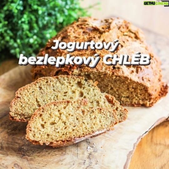 Viktorie Hrazdílková Instagram - Jsi bezlepkář a nebo znáš bezlepkáře? Označ ho, ať může taky vyzkoušet tento jednoduchý chlebík ❤️👩🍳🧑🍳 JOGURTOVÝ BZL CHLÉB 😋🍞 🍞 180g bzl ovesné mouky (* doporučuji "Gluten Free Instant Oats" z eshopu @myproteincz) 🍞 200g bílého hutného jogurtu 🍞 2 vejce 🍞 1/2 ČL soli 🍞 1 ČL jedlé sody Postup: V misce smíchej všechny suroviny a poté na plechu s pečícím papírem vytvaruj "bochník", který dáš péct na 180°C/40 min 🤤👌🍞. Recept vznikl ve spolupráci se značkou @myproteincz kde s mým kódem: VIKI objednáš NEJEN nejlepší ovesnou mouku pod názvem INSTANT OATS s -45% slevou (sleva platí i na celou sekci s oblečením). Baví tě mé recepty?👩🍳 Podpoř mou tvorbu ❤, sdílením a milým komentem 🥰. Chceš cvičit jako já? Přidej se do VIP členství, kde na tebe čeká 300 celých cvičebních lekcí na doma 💪❤️. Chceš mít mé rychlé recepty přehledně a pohromadě 👉 podpoř mou tvorbu a objednej si mou NOVOU kuchařku jen za 169 Kč na webu 𝗳𝗶𝘁𝘃𝗶𝗸𝗶.𝗰𝘇 👩🍳📖😋 Nutriční hodnoty celého chlebu: B: 54g S: 118g T: 22,6g 891 kcal #bezlepkovychleb #bezlepkovepecivo #bezlepku #glutenfree #svacina #chleb #domacichleb #jogurtovychleb #foodhack #dnesjim #dnesjem #foodporn #bilkoviny #zdravevareni #zdravejidlo #zdravyrecept #rychlyrecept #rychlejidlo #dnesjimfit #jedlo #recept #foodlover #foodblogger #inspirace #motivace #czechfitnessgirl #hubnuti #fitnesscz #weightlossrecipes #myprotein