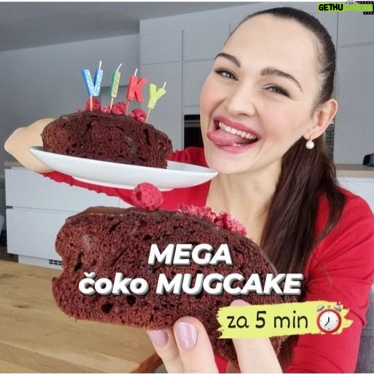 Viktorie Hrazdílková Instagram - Když mám dnes ty narozky a narozeninový dort se už snědl 😅🥳 MEGA ČOKO MUGCAKE 😋🍫🎂 🍫 80g ovesné mouky 🍫 20g kokosové mouky 🍫 1 ČL kypřícího prášku 🍫 1 PL erythritolu 🍫 10g kakaa 🍫 80g bílého jogurtu 🍫 220ml vaječných bílků Postup: Smíchej nejprve sypké suroviny a poté přidej jogurt a vaječné bílky (nebo 2 menší vajíčka). Směs dej na plný výkon do mikrovlnky na 4 min, ozdob a vychutnávej - je extra nadýchaný 😋👨🍳👩🍳❤️. Baví tě mé recepty? Podpoř mou tvorbu ❤, sdílením a milým komentem 🥰. A s kódem: narozeniny máš do zítřejší půlnoci slevu -10% na všechny produkty (krom VIP členství) z webu fitviki.cz ❤️🥳🎁 Nutriční hodnoty 1/2 mugcaku: B: 21,95g S: 31,25g T: 5g 258 kcal #mugcake #cloudcake #chocolatecake #chocolatemugcake #vanoce #narozeniny #kokos #zdravejidlo #bezcukru #bezmouky #foodhack #hubnuti #xmastreat #zdraverecepty #jedlo #jidlo #rychlerecepty #healthyfood #dnesjim #dnesjem #snack #dnesjimfit #fitnessjidlo #tiktokhack #foodblogger #foodlover #inspirace #motivace #czechfitnessgirl #fitnesscz