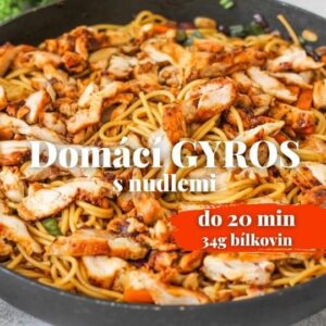 Viktorie Hrazdílková Instagram - Jaká je tvá oblíbená véča? DOMÁCÍ GYROS S NUDLEMI 👨‍🍳👩‍🍳😋 🍗 300g stehenních kuřecích řízků 🍗 sůl, sušený česnek, mletá paprika 🥡 250g těstovin 🥡 2 stroužky česneku 🥡 1 větší mrkev 🥡 1 červená cibule 🥡 hrst jarní cibulky 🥄tmavá zálivka: 5 PL sójové omáčky, 1 ČL srirachi, 2 ČL rybí omáčky, 1 ČL rýžového octu, 1 ČL cukru, 1 ČL sezamového oleje, 1 ČL škrobu Postup: Maso nasol, přidej sušený česnek a mletou sladkou papriku. Maso zprudka (nasucho) orestuj z obou stran a dej stranou. Do výpeku dej plátky česneku, zarestuj a poté přidej nakrájenou mrkev, červenou cibuli a jarní cibulku, krátce zarestuj a zalij připravenou tmavou zálivkou, provař 1 minutu a poté do směsi přidej uvařené těstoviny a nakrájené maso 👌😋👩‍🍳👨‍🍳❤️. Baví tě mé recepty? Podpoř mou tvorbu ❤, sdílením a milým komentem 🥰. Chceš mít mé rychlé recepty přehledně a pohromadě 👉 podpoř mou tvorbu a objednej si mou NOVOU kuchařku jen za 169 Kč na webu 𝗳𝗶𝘁𝘃𝗶𝗸𝗶.𝗰𝘇 👩‍🍳📖😋 Chceš začít cvičit doma a efektivně? Mrkni na web 𝗳𝗶𝘁𝘃𝗶𝗸𝗶.𝗰𝘇 a začni se mnou cvičit podle VIP členství 💪❤️. Nutriční hodnoty 1 porce (1/3) : B: 34g S: 70,7g T: 6g 473 kcal #gyros #vecere #dnesvecerim #smazenenudle #fastfood #foodhack #jidlo #dnesjim #dnesjem #foodporn #viralfood #rychlerecepty #rychlavecere #dinner #kebab #czechfitnessgirl #zdravyzivotnistyl #recepty #czechgirl #jedlo #jidlo #recipe #nudle #hubnuti #foodblogger #foodlover #inspirace #motivace #recept #foodporn