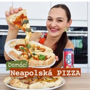 Viktorie Hrazdílková Instagram - Jak si obložíš svou neapolskou pizzu ty? 😋🍕👩‍🍳👨‍🍳

Mražená pizza bylo naše úplně první jídlo na novém baráčku 🏡, když jsme se ještě dostěhovávali a já tehdy slíbila manželovi, že další pizza 🍕 bude domácí neapolská… byl to můj první pokus, ale výsledek byl více než uspokojivý 😊🥰😋👩‍🍳

DOMÁCÍ NEAPOLSKÁ PIZZA 🍕👩‍🍳👨‍🍳

Základ = poliš
🍕 150ml vlažné vody
🍕 5g droždí
🍕 1 ČL medu
🍕 150g hladké mouky 00

Dále:
🍕 350ml vody
🍕 20g soli
🍕 600g hladké mouky 00

Postup: Začni tím, že si připravíš poliš smícháním všech surovin, poté necháš 1h při pokojové teplotě v uzavřené nádobě a následně dáš ideálně přes noc do lednice. Následující den smíchej 350ml vlažné vody, poliš, sůl a následně 600g hladké mouky. Zpracuj těsto, které necháš 30 min kynout přikryté na teplém místě. Následně těsto rozděl na 4 části (4 pizzy), jednotlivé části zabal do bochánku a bochánky nechej ideálně ještě 2h kynout (přikryté na teplém místě). Po vykynutí z každého bochánku vytvaruj pizzu (postupuj dle reel videa) a neobloženou pizzu dej do rozpálené trouby na nejvyšší stupeň ideálně na kámen na cca 2 minutky, pak oblož dle chuti a nechej dopéct cca 5 minut & vychutnávej ideálně s Birgem jako my 🍕😋🥰👨‍🍳👩‍🍳❤️

Video vzniklo ve spolupráci se značkou @birgo_cz 🤝

Baví tě mé recepty?👩‍🍳 Podpoř mou tvorbu ❤, sdílením a milým komentem 🥰.

Chceš mít mé rychlé recepty přehledně a pohromadě 👉 podpoř mou tvorbu a objednej si mou kuchařku jen za 159 Kč (do konce září) na webu 𝗳𝗶𝘁𝘃𝗶𝗸𝗶.𝗰𝘇 👩‍🍳📖😋

Nutriční hodnoty 1 pizza základu : 
B: 21,2g
S: 138g
T: 5,15g
683 kcal

#pizza #neapolskapizza #domacipizza #vecere #recept #dinner #pizzalover #foodporn #dnesvecerim #birgo #birgovani #zdravevareni #pizzahack #zdraverecepty #rychlerecepty #healthyfood #jidlo #pizzarecipe #czechfitnessgirl #dnesjim #dnesjem #vareni #food #fitnessrecepty #foodie #foodblogger #foodlover #zdravepeceni #inspirace #dnespecu