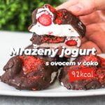 Viktorie Hrazdílková Instagram - A jaký je tvůj aktuálně oblíbený recept s bílým jogurtem? 👌😋❤️ Mražený jogurt s 🍓 v čoko 😋👩‍🍳👨‍🍳 🍓 100g bílého jogurtu 🍓 sladidlo dle chuti 🍓 lyo jahody či jiné ovoce 🍓 40g hořké čoko 1 ČL kokos. oleje 🍓 jahodový prach Postup: Do misky dej jogurt, sladidlo dle chuti (já použila vanilkové flavdrops), zamíchej a přidej ovoce dle chuti 👉 já použila celé lyo 🍓. Zamíchej, vytvoř 4 "hromádky" a dej zamrazit (mě to trvalo 30 min, ale zvýšila jsem výkon mrazáku). Nakonec "hrudky" obal v čoko a můžeš jako já posypat lyo jahodovým prachem & mlsej 😋🍓🍫👨‍🍳👩‍🍳. Recept vznikl ve spolupráci se značkou @lyofio.cz kde nakoupíš mrazem sušené ovoce za nejnižší ceny 🫐🍓🥭👍❤️. Baví tě mé recepty?👩‍🍳 Podpoř mou tvorbu ❤, sdílením a milým komentem 🥰. Chceš mít mé rychlé recepty přehledně a pohromadě 👉 objednej si mou kuchařku jen za 149 Kč (už jen do konce června) na webu 𝗳𝗶𝘁𝘃𝗶𝗸𝗶.𝗰𝘇 👩‍🍳📖😋 Nutriční hodnoty 1ks (1/4): B: 2,15g S: 6,5g T: 6,35g 92 kcal #mrazenyjogurt #viralfood #zdravejidlo #snidane #snack #dessert #zdravydezert #jahody #dnesjim #dnesjem #dezert #tiktofood #sladke #zdravyzivotnistyl #healthyfood #jidlo #recept #strawberry #jogurt #bilkoviny #foodlover #foodie #rychlerecepty #zdraverecepty #foodblogger #inspirace #motivace #czechfitnessgirl #fitnesscz #zmrzlina