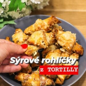 Viktorie Hrazdílková Instagram - Tak jednoduché a tak dobré 😋🧀👩‍🍳👨‍🍳

SÝROVÉ ROHLÍČKY Z TORTILLY 🧀

🥐 2 tortilly
🥐 100g strouhaného sýru
🥐 100g šunky
🥐 vejce na potření

Postup: Tortilly lehce potři vajíčkem, přidej strouhaný sýr a na kostičky nakrájenou šunku. Rozřež dle videa, zabal do rohlíčků 🥐 a spíchni špejlí. Potři vajíčkem, posypej zbytkem sýru a dej péct na 200°C / 10 min.

Baví tě mé recepty?👩‍🍳 Podpoř mou tvorbu ❤, sdílením a milým komentem 🥰.

Chceš mít mé rychlé recepty přehledně a pohromadě 👉 objednej si mou NOVOU kuchařku jen za 169 Kč na webu 𝗳𝗶𝘁𝘃𝗶𝗸𝗶.𝗰𝘇 👩‍🍳📖😋

Nutriční hodnoty 1ks (1/16): 
B: 4,6g
S: 4,3g
T: 2,5g
58 kcal

#rohlicky #syroverohlicky #syr #vecere #snack #svacina #cheese #rychlavecere #zdravavecere #dnespecu #dnesvecerim #foodhack #fitnessrecept #zdravejidlo #hubnuti #rychlyrecept #dnesjim #tortilla #tortillahack #dnesjem #healthyfood #jidlo #recept #tortillarecipe #rychlerecepty #inspirace #motivace #czechfitnessgirl #fitnesscz #dinner