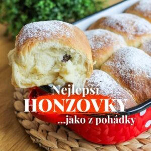 Viktorie Hrazdílková Instagram - Zajímá tě recept na mou odlehčenou makovou náplň? 😋👩‍🍳🧑‍🍳 

NEJLEPŠÍ HONZOVKY ❤️👌 

🥚 400g hl. mouky
🥚 50g cukru krupice
🥚 250ml vážného mléka
🥚 1 vejce
🥚 1/2 ČL soli
🥚 sáček sušeného droždí
🥚 kůra z 1/2 citronu
🥚 50ml oleje
🥚 20g másla 

Postup: Krátce (30 sekund) zamíchej (nejlépe v robotu) mouku, cukr, mléko (30°C), sušené droždí, vejce, sůl a citronovou kůru (jen žlutá část), poté přidej olej a nechej zpracovávat (hníst) 10 minut. Těsto zakryj potravinovou fólií a dej kynout na teplé místo (ideálně kolem 33°C) hodinu. Vykynuté těsto rozděl na 10 částí (10 velkých buchet) a do každé části dej libovolnou náplň (cca 1,5 lžičky). Buchty zabal a vyskládej na plech s roztopeným máslem (vždy štětečkem potři hlavně kraje, jak se buchty spojují - aby ti šly dobře oddělovat od sebe po upečení). Buchty přikryj znovu potravinovou fólií a nechej opět kynout na teplém místě (33°C) 30 minut. Buchty poté dej péct do předem vyhřáté trouby na 160°C/30 minut. 

Recept vznikl ve spolupráci se značkou @pennymarketcz kde levně nakoupíš veškeré suroviny potřebné k přípravě této dobroty 🛒❤️. 

Baví tě mé recepty?👩‍🍳 Podpoř mou tvorbu ❤, sdílením a milým komentem 🥰. 

Chceš mít mé rychlé recepty přehledně a pohromadě 👉 podpoř mou tvorbu a objednej si mou NOVOU kuchařku jen za 169 Kč na webu 𝗳𝗶𝘁𝘃𝗶𝗸𝗶.𝗰𝘇 👩‍🍳📖😋 

Nutriční hodnoty 1ks (1/10):
B: 11g
S: 39,6g
T: 12,3g
313 kcal 

#buchty #honzovky #honzovybuchty #buchta #kynute #kynutetesto  #dezert #snack #dnespecu #dnesjim #dnesjem #foodporn #jidlo #snidane #zdravevareni #zdravejidlo #zdravyrecept #rychlyrecept #rychlejidlo #dnesjimfit #vareni #jedlo #recept #foodlover #foodblogger #inspirace #motivace #czechfitnessgirl #hubnuti #fitnesscz